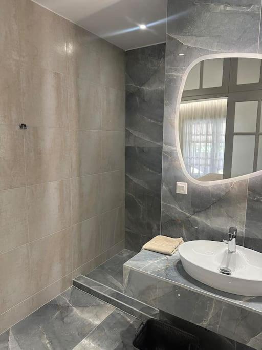 Eclectic Apartment Near Downtown Candia Esterno foto