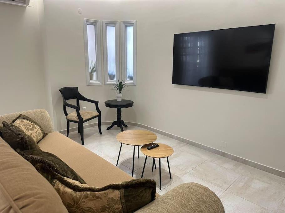 Eclectic Apartment Near Downtown Candia Esterno foto